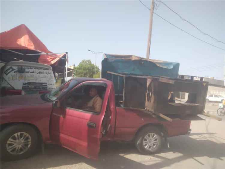 مكتب الأشغال العامة بخنفر ينفذ حملة لإزالة البسطات المخالفة وإنشاء أكشاك صحية لبيع الأغذية السريعة في سوق جعار