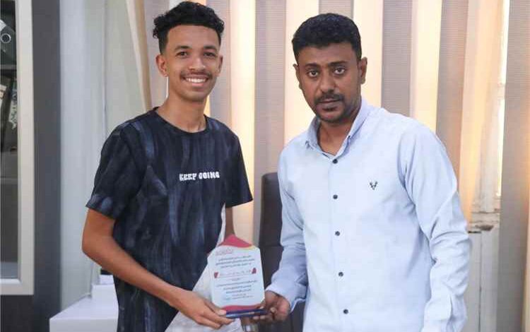 مكتب الأشغال بالشحر يكرم المصور وليد بن صالح على توثيقه البصري المتميز