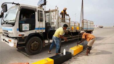 مكتب الأشغال بساحل حضرموت ينفذ حواجز خرسانية وسطية بشارع الستين بالمكلا