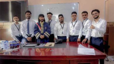 مناقشة مشروع تخرج بجامعة عدن حول أثر التسويق عبر وسائل التواصل الاجتماعي على سلوك المستهلك