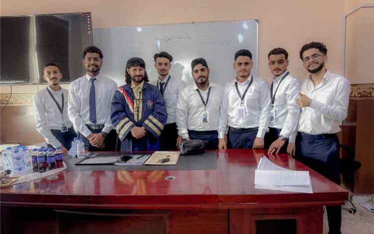 مناقشة مشروع تخرج بجامعة عدن حول أثر التسويق عبر وسائل التواصل الاجتماعي على سلوك المستهلك