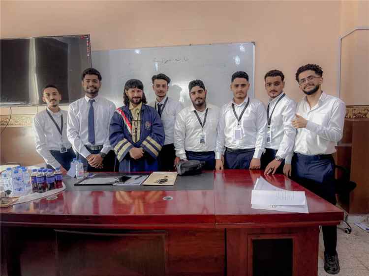 مناقشة مشروع تخرج بجامعة عدن حول أثر التسويق عبر وسائل التواصل الاجتماعي على سلوك المستهلك
