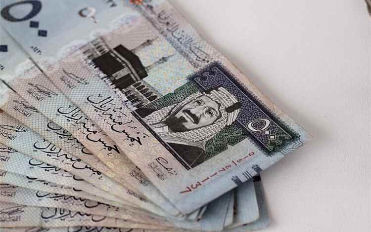 منتسبو المنطقة العسكرية الرابعة يناشدون صرف مرتباتهم بالريال السعودي أسوة بمحافظة مأرب