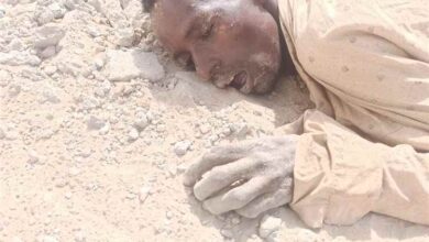 مهاجر غير شرعي يلقي حتفه بعد المعاناة من الجوع والعطش والارهاق في شبوة (صورة بالداخل)