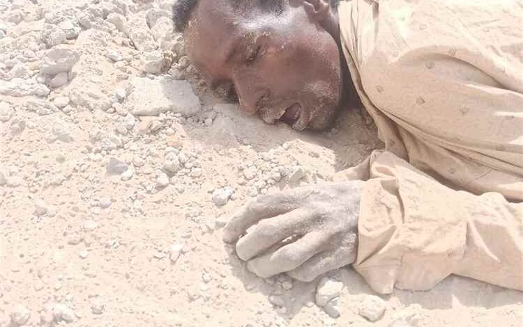 مهاجر غير شرعي يلقي حتفه بعد المعاناة من الجوع والعطش والارهاق في شبوة (صورة بالداخل)