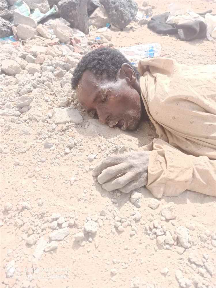 مهاجر غير شرعي يلقي حتفه بعد المعاناة من الجوع والعطش والارهاق في شبوة (صورة بالداخل)