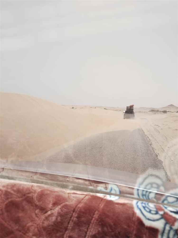 مواطنو رضوم ومرتادو الخط الدولي شبوة – حضرموت يناشدون إزالة الكثبان الرملية من طريق النشيمة