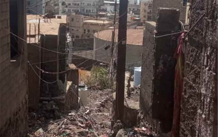 مواطنون في التواهي يناشدون السلطة المحلية إصلاح طريق خلف فندق الصخرة