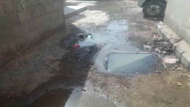 مياه الصرف الصحي تغمر حي ملقاط بعدن والأهالي يناشدون
