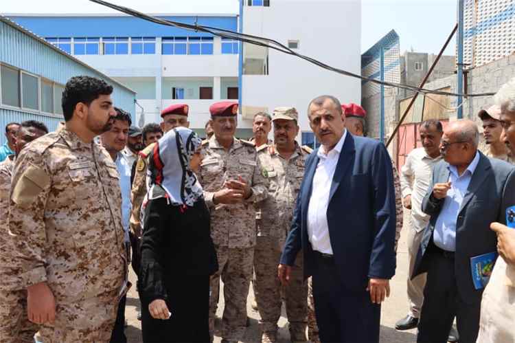 نائب رئيس الأركان يتفقد فرع المؤسسة الاقتصادية بعدن