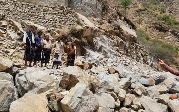 نائب شيخ مكتب كلد ومدير عام سرار يافع يتفقدان سير العمل في مشروع طريق باتيس رُصُد معربان لبعوس بمنطقة حوج