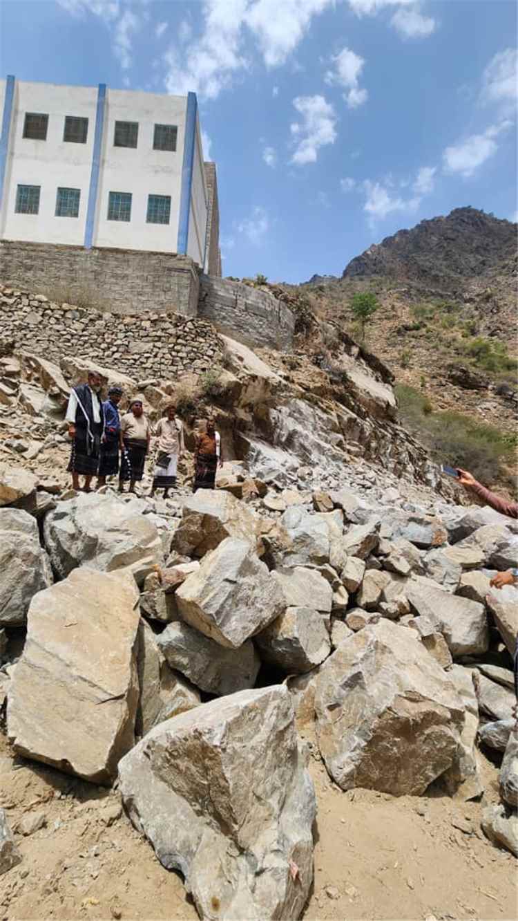 نائب شيخ مكتب كلد ومدير عام سرار يافع يتفقدان سير العمل في مشروع طريق باتيس رُصُد معربان لبعوس بمنطقة حوج