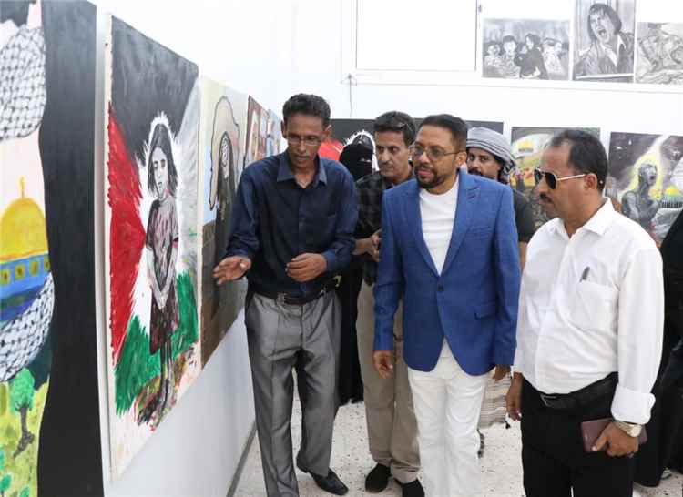 نائب وزير الثقافة يفتتح المعرض التشكيلي " معاناة غزة "
