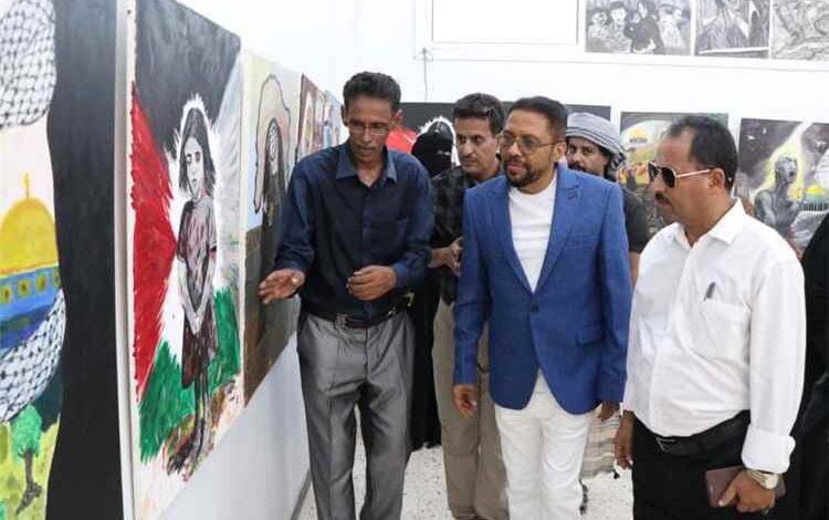 نائب وزير الثقافة يفتتح معرض تشكيلي بعدن