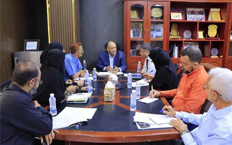 نائب وزير الصناعة والتجارة يناقش تعزيز الأمن السلعي ورفع جاهزية سلاسل الإمداد