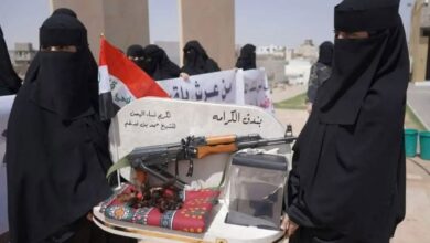 نساء اليمن يسلّمن بندق الكرامة للمشايخ في مطارح الكرامة بالريان، ويقدّمن خصلات من شعورهن نصرةً للمختطفات في سجون الحوثيين
