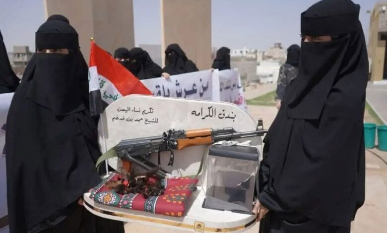 نساء اليمن يسلّمن بندق الكرامة للمشايخ في مطارح الكرامة بالريان، ويقدّمن خصلات من شعورهن نصرةً للمختطفات في سجون الحوثيين