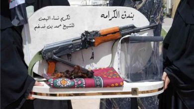 نساء في مأرب يسلّمن بندق الكرامة والتبعة لقبائل اليمن في مطارح الكرامة بالريان