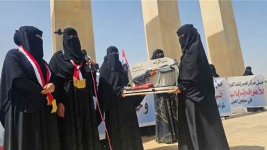 نساء مأرب يرفعن راية الكرامة.. و"بندقية الكرامة" هدية إلى الشيخ حمد فدغم