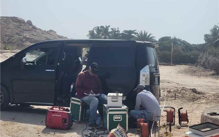 هيئة المساحة الجيولوجية تنفذ دراسة جيوفيزيائية لاستكشاف ممرات المياه الحارة في منطقة الحامي بحضرموت