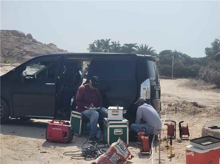 هيئة المساحة الجيولوجية تنفذ دراسة جيوفيزيائية لاستكشاف ممرات المياه الحارة في منطقة الحامي بحضرموت