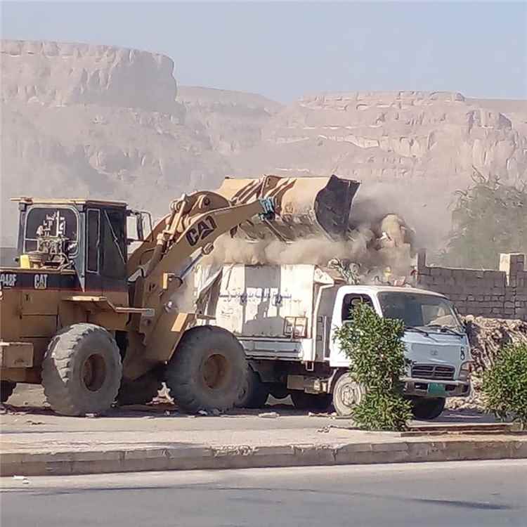 وحدة النظافة بتريم تواصل حملاتها الأسبوعية بحملة نظافة في المطار والفجير والخط الدائري ومسيلة فضلون