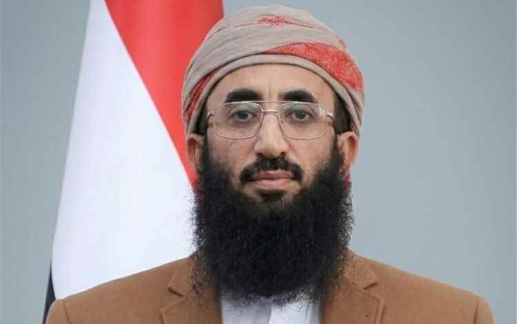 وزير الأوقاف يدعو اليمنيين إلى الالتفاف حول الدولة لمواجهة التدخلات الإيرانية
