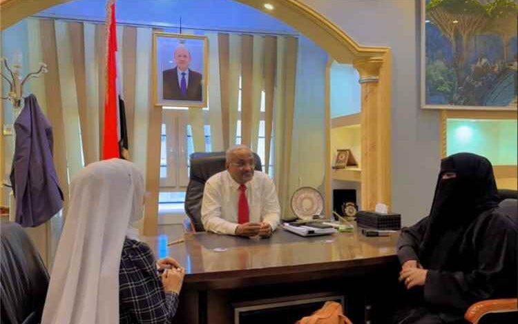 وزير الإدارة المحلية يبحث مع مديرة تنمية المرأة بالمهرة تعزيز دور المرأة في التنمية