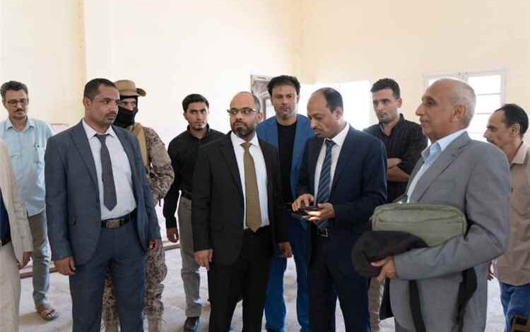 وزير الاتصالات يطلع على أوضاع هيئة البريد والتوفير البريدي بعدن