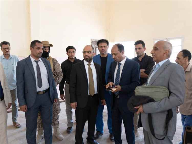 وزير الاتصالات يطلع على أوضاع هيئة البريد والتوفير البريدي بعدن