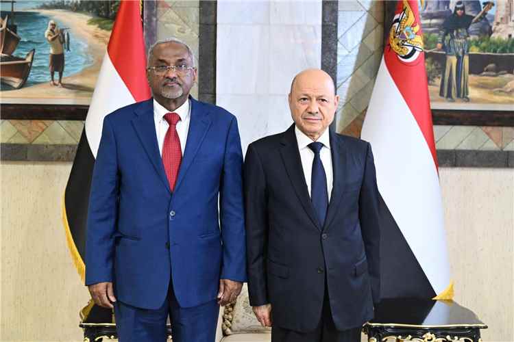 وزير التخطيط بدر باسلمة يعلن استقالته ويوجّه «ناقوس خطر» لمجلس القيادة والحكومة