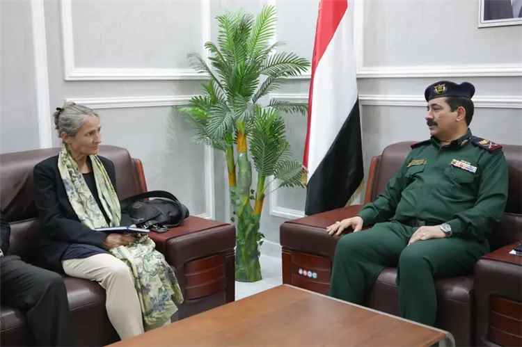 وزير الداخلية يبحث مع سفيرة مملكة هولندا تعزيز التعاون الأمني