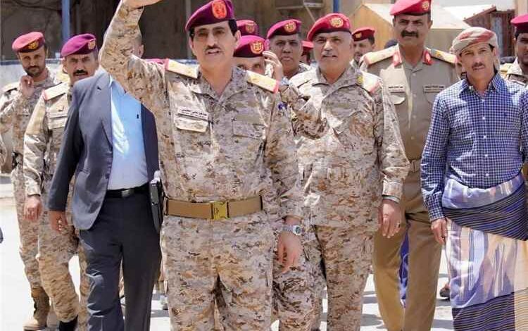 وزير الدفاع من شبوة: دعم الوحدات العسكرية وتبنّي مشاريع استراتيجية لتعزيز القدرات الدفاعية بالمحافظة