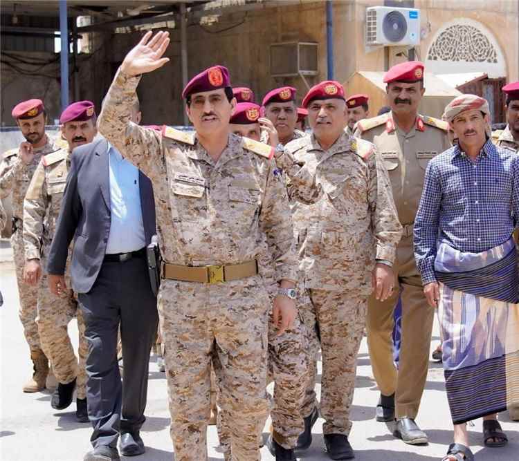وزير الدفاع من شبوة: دعم الوحدات العسكرية وتبنّي مشاريع استراتيجية لتعزيز القدرات الدفاعية بالمحافظة