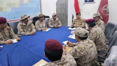 وزير الدفاع يترأس اجتماعا عسكريا استثنائيا للوقوف على تطورات الأوضاع الميدانية