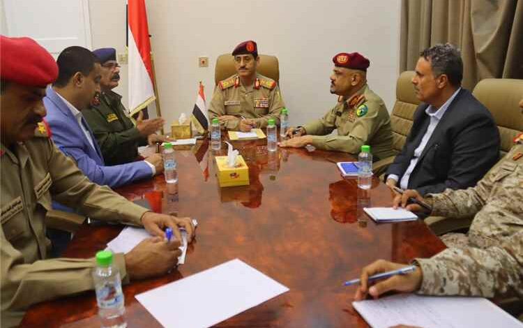 وزير الدفاع يترأس اجتماعا للجنة الأمنية العليا في عدن