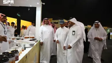 وزير السياحة يزور مهرجان العسل الثامن عشر بالباحة ويطّلع على منتجات النحالين