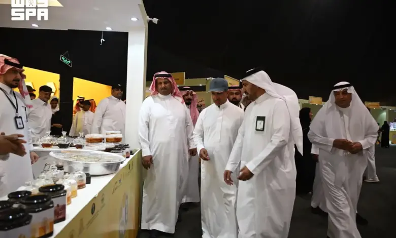 وزير السياحة يزور مهرجان العسل الثامن عشر بالباحة ويطّلع على منتجات النحالين