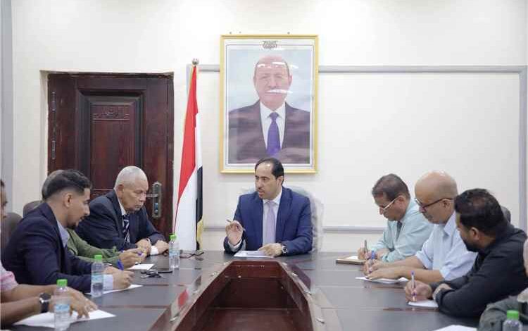 وزير الشباب والرياضة يلتقي الإدارة الجديدة لنادي الروضة بعدن