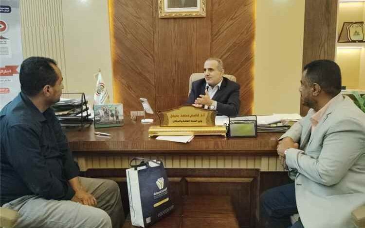 وزير الصحة العامة والسكان يلتقي مدير مكتب الصحة بمديرية رصد الدكتور صلاح الجرهوم