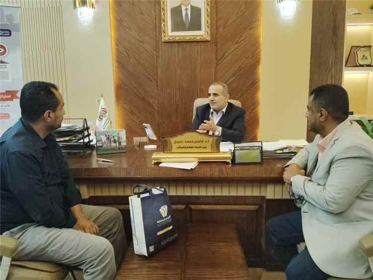 وزير الصحة العامة والسكان يلتقي مدير مكتب الصحة بمديرية رصد الدكتور صلاح الجرهوم