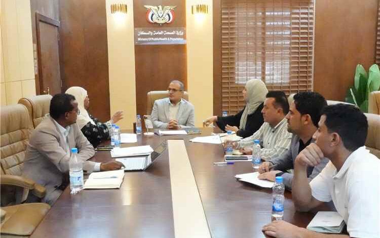 وزير الصحة يبحث مع نائب ممثل منظمة الصحة العالمية تعزيز تنفيذ مشاريع صندوق الجوائح ومواجهة تحديات القطاع الصحي