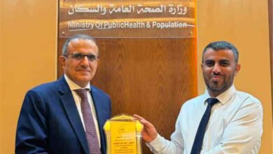 وزير الصحة يكرّم الدكتور أحمد ناصر السعيدي بدرع التميز المؤسسي