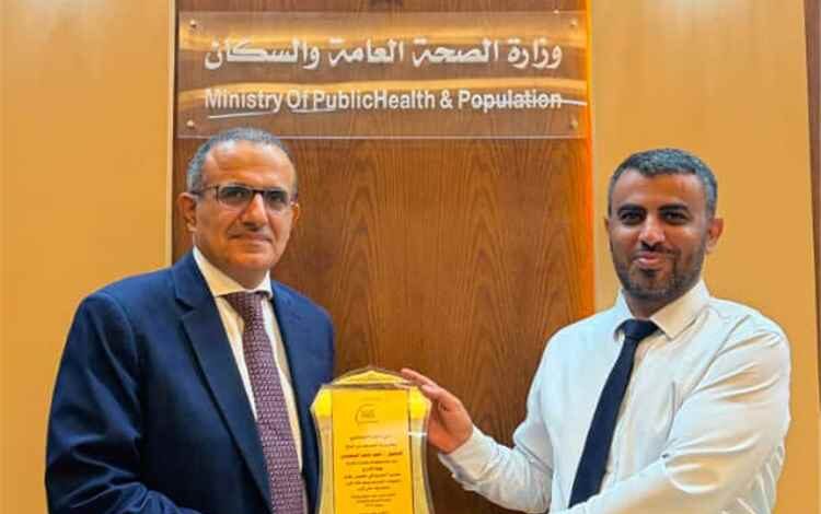وزير الصحة يكرّم الدكتور أحمد ناصر السعيدي بدرع التميز المؤسسي