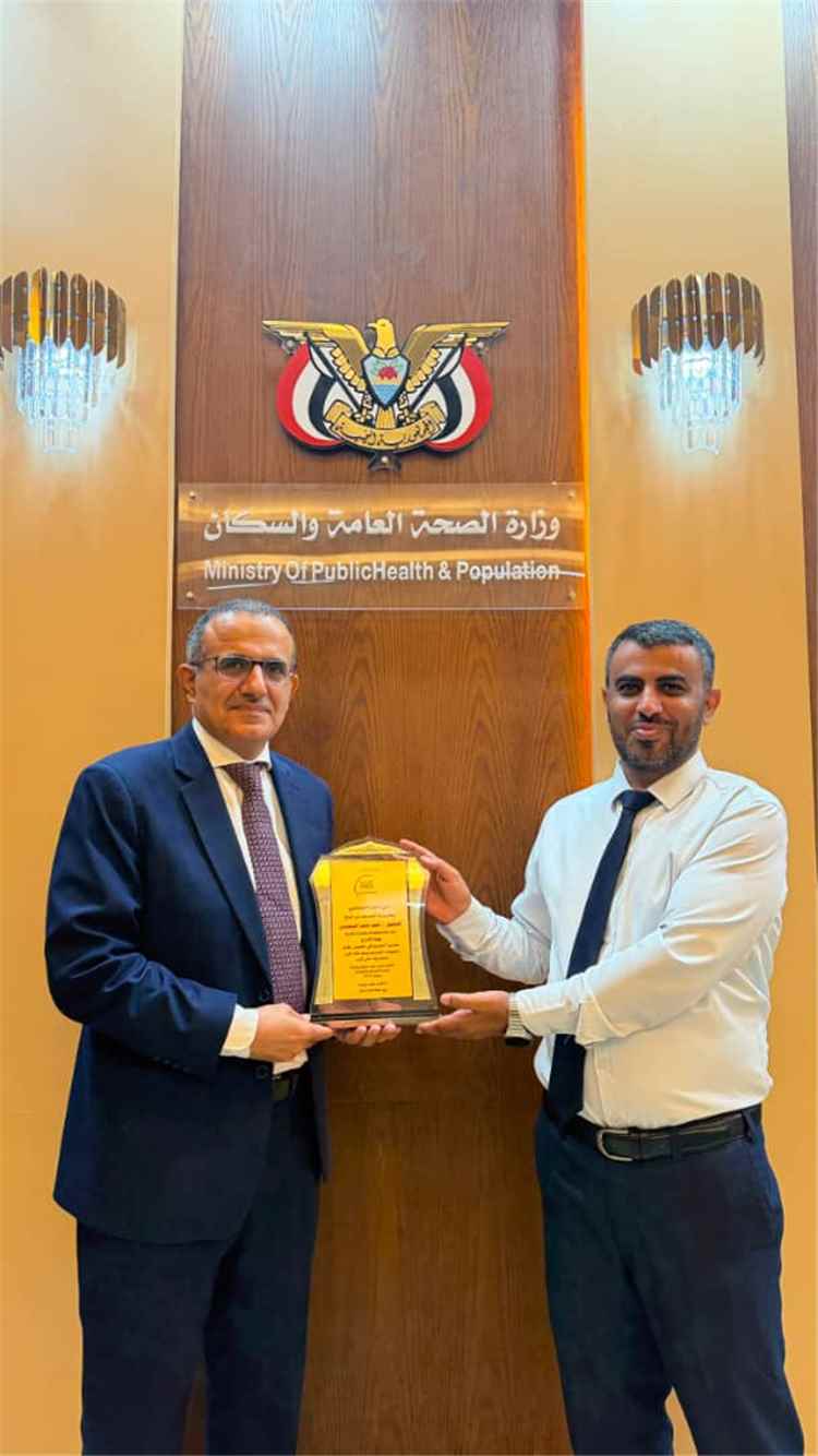 وزير الصحة يكرّم الدكتور أحمد ناصر السعيدي بدرع التميز المؤسسي