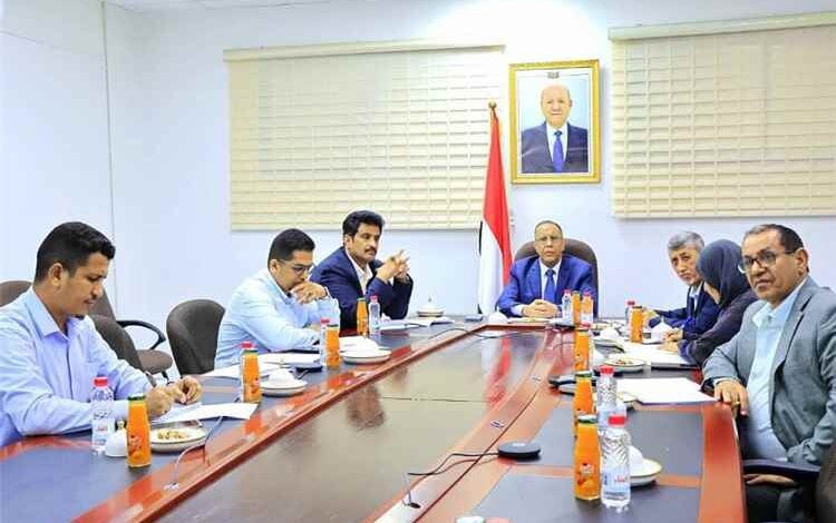 وزير الصناعة والتجارة يرأس اجتماعًا للجنة المشتركة لتعزيز الشراكة بين القطاعين العام والخاص