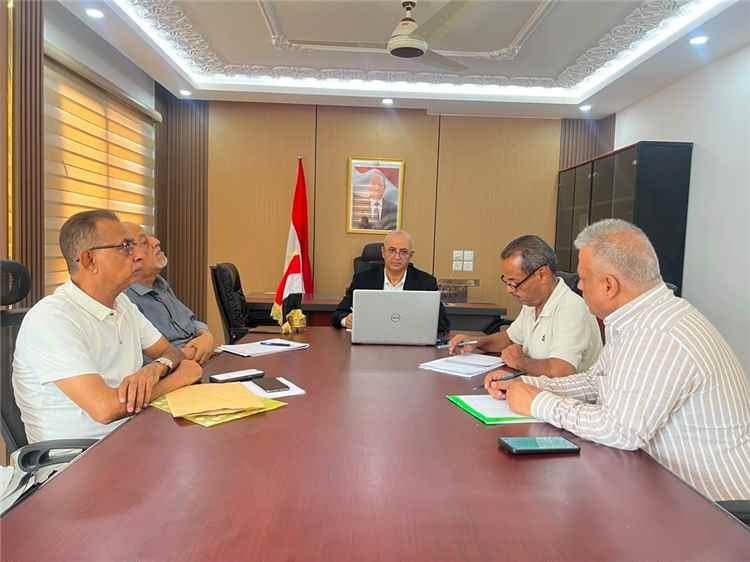 وزير المياه والبيئة يناقش ٱليات بدء تنفيذ مشروع الصرف الصحي لمدينة مأرب