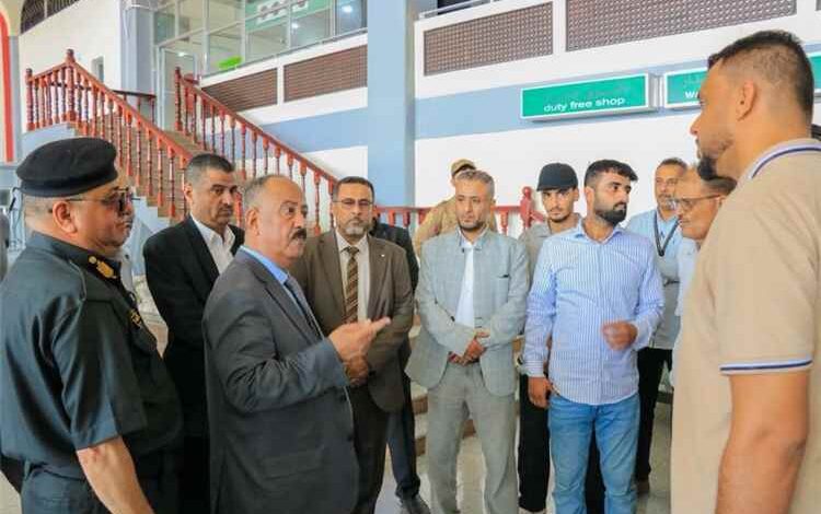 وزير النقل يتفقد عدداً من قطاعات الوزارة في عدن ويطلع على سير النشاط الملاحي والجوي
