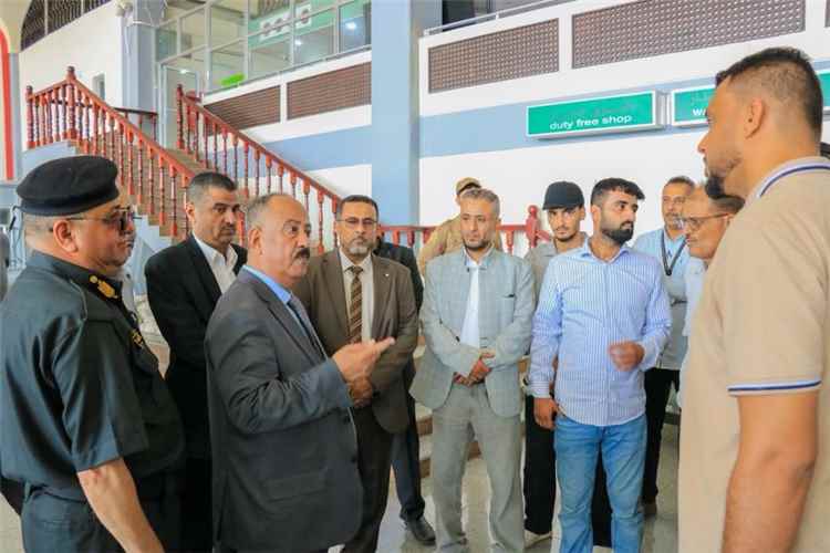وزير النقل يتفقد عدداً من قطاعات الوزارة في عدن ويطلع على سير النشاط الملاحي والجوي