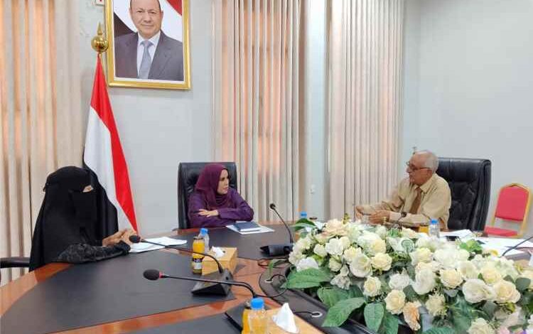 وزيرة الدولة لشؤون المرأة تناقش مع ممثلة نقابات عمال حضرموت تعزيز تمكين المرأة العاملة
